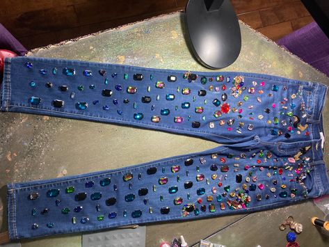 Jeans With Gemstones, Eras Tour Painted Jeans, Bejeweled Pants, Recycle Outfit, Bejeweled Outfit, Gem Jeans, Jeans With Gems, Bejeweled Jeans, Creative Jeans