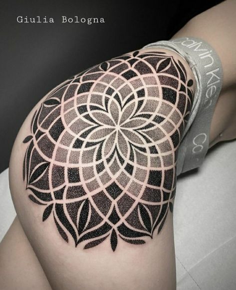 Geometric Tattoo Thigh, Chest Tattoo Designs Female, Stippling Tattoo, Geometric Tattoo Pattern, Mujeres Tattoo, Hipster Tattoo, Geometric Mandala Tattoo, Hip Thigh Tattoos, Hip Tattoos