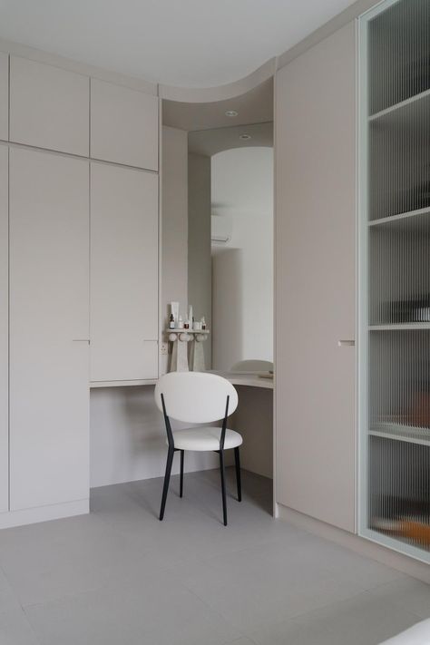 25 Bedroom Wardrobe Designs That Aren’t Boring or Basic | Qanvast Corner Wardrobe With Dressing Table, L Shaped Wardrobe With Dressing Table, Small Bedroom Layout Ideas With Desk, L Shape Closet, L Shaped Closet, L Shape Wardrobe Design, L Shape Wardrobe, Closet With Vanity, Corner Wardrobe Closet