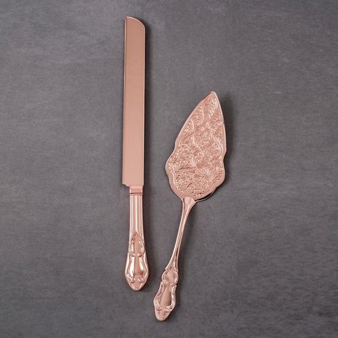 A91219 Rose Gold cake knife server set. Also available in Gold and Brushed Silver! Visit ivylanedesign.com to see full collection of new servers! Wedding Cake Knife Set, Wedding Cake Server Set, Rose Gold Cake, Cake Knife Set, Wedding Cake Knife, Metallic Wedding, Cake Server Sets, Wedding Cake Server, Cake Servers