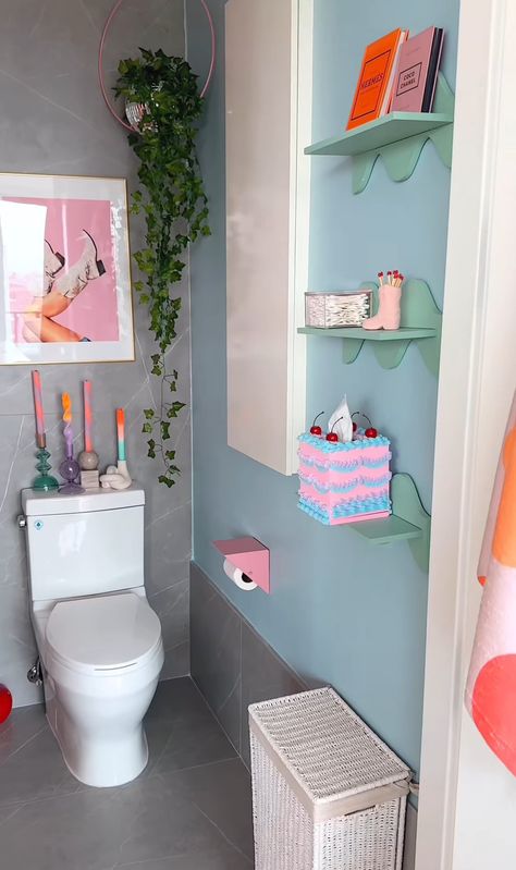 Maximalist Bathroom Apartment, Apartment Bathroom Colorful, Pastel Danish Bathroom, Dorm Bathroom Aesthetic, Dopamine Decor Bathroom, Dopamine Bathroom, Disco Bathroom, Dorm Bathroom, Toilet Decoration