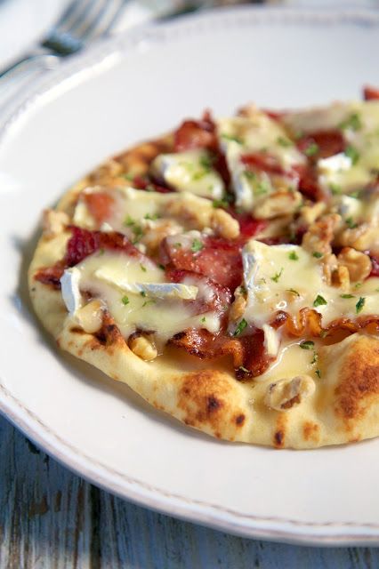 Honey, Bacon, Brie & Walnut Flatbread - Plain Chicken Honey Bacon, Bacon Brie, Flatbread Recipe, Brie Recipes, Flatbread Recipes, Flat Bread, Flatbread Pizza, Pizza Ovens, God Mat