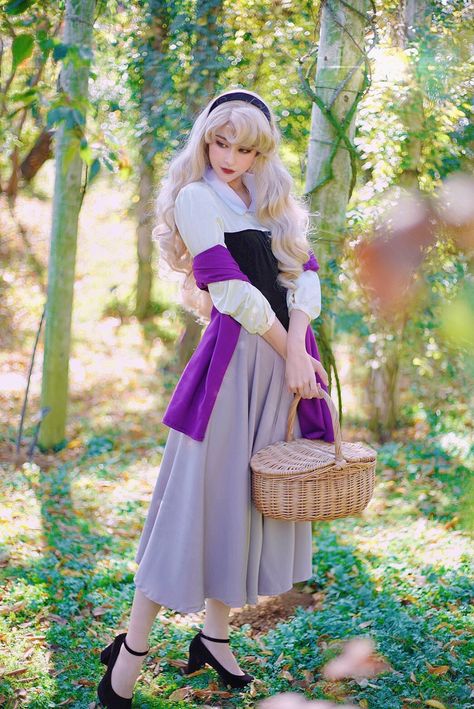 Princess Poses Reference Photo, Princess Poses Reference, Blond Cosplay, Princess Pose, Princess Poses, Aurora Cosplay, Sleeping Beauty Cosplay, Aurora Princess, Cosplay Photoshoot