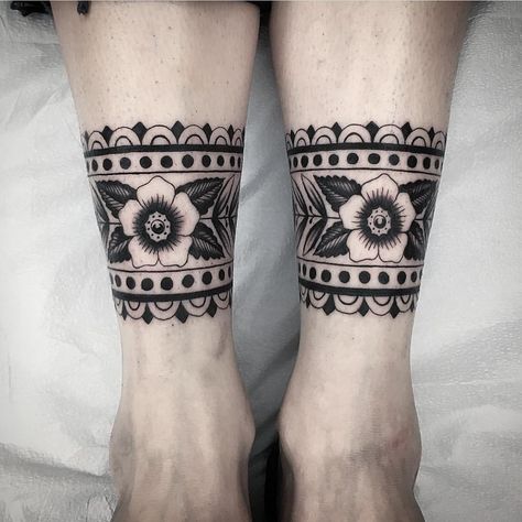 Ankle Cuff Tattoo, Black And White Tattoos, Tattoo Band, Cuff Tattoo, White Tattoos, Pretty Hand Tattoos, Traditional Tattoo Sleeve, Gorgeous Tattoos, Arm Band Tattoo