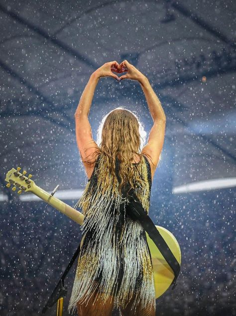 Taylor Swift Fearless Album, Eras Tour Fearless, Fearless Album, Taylor Swift Jokes, Taylor Swift Images, Photos Of Taylor Swift, Taylor Swift Birthday, Estilo Taylor Swift, Taylor Swift Cute