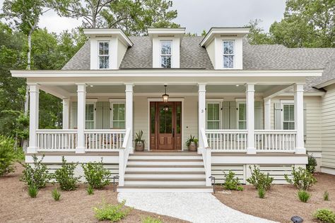 Low Country Cottage, Coastal House Exterior, Split Foyer Remodel, Country Cottage House Plans, Big Front Porches, South Carolina Homes, Bungalow Homes, Front Porch Design, Dream Beach Houses