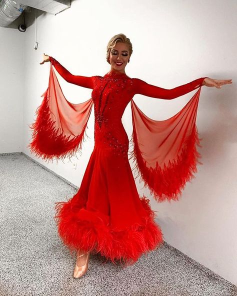 Red Ballroom Dress, Red Ballroom Dresses, Ballroom Dress Inspiration, Standard Dance Dress, Ballroom Competition Dress, Modern Dance Costume, Cute Dance Costumes, Dance Salsa, Dance Latin