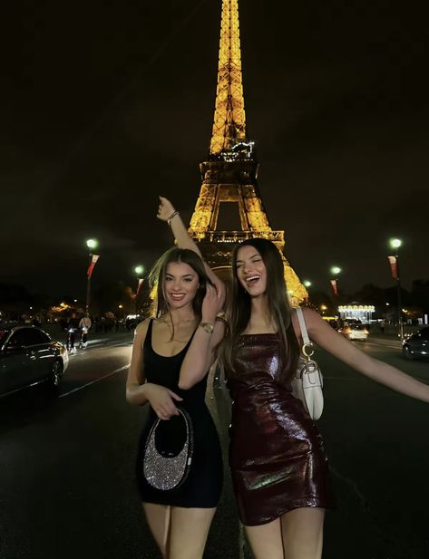 Friends Photo Inspo Aesthetic, Night Out Friends Aesthetic, Paris With Best Friend, Bestie Travel Pics, Paris Inspo Pics, Besties In Paris, Twinning Outfits Friends, Paris Night Life, Bestfriends Goals