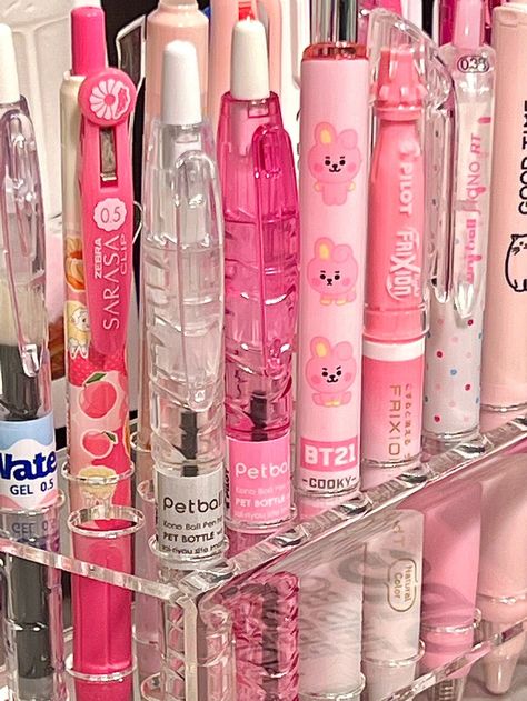 Aesthetic Pens, Kotak Bento, Penyimpanan Makeup, Studying Stationary, Pink Academia, Pretty School Supplies, Cute Stationary School Supplies, Zebra Sarasa, Cute School Stationary