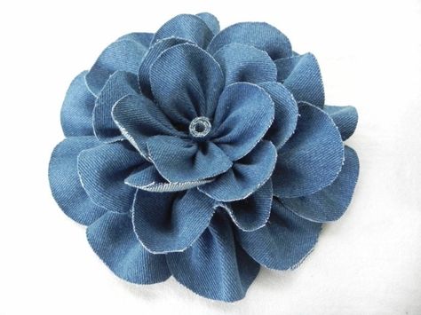 einfache bastelideen denim blume nähen Denim Wreaths, Recyceltes Denim, Diy Jeans, Blue Jeans Crafts, Denim And Diamonds, Denim Flowers, Cloth Flowers, Denim Crafts, Fabric Flowers Diy