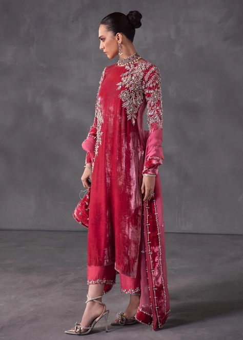 Pink Velvet Kurtis Design, Luxury Velvet Dress, Velvet Dress Colors, Pakistani Velvet Suits Party Wear, Pink Velvet Suit, Velvet Outfit Ideas, Velvet Pakistani Dress, Kanwal Malik, Velvet Suit Design