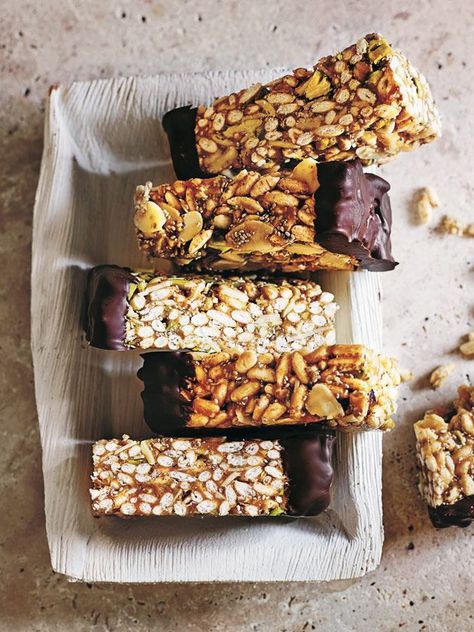 Brown Rice Crispy Treats | Dairy free, gluten free, and vegetarian. | Click for healthy recipe. | Via Donna Hay Rice Crispy Bars, Donna Hay Recipes, Rice Snacks, Muesli Bars, Donna Hay, Wholesome Snacks, Rice Crispy Treats, Crispy Treats, Food Fruit