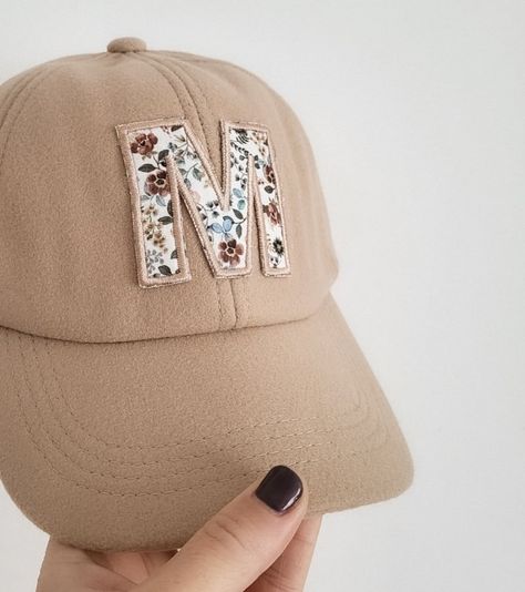 Gorra personalizada con inicial en tela Cute Beret, Hat Bar, Embroidery Tshirt, Free Hand Rangoli, Free Hand Rangoli Design, Fabric Embroidery, Hand Work, Rangoli Designs, Embroidery Stitches