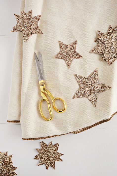 Glitter Star Tree Skirt DIY (No Sew!) – A Beautiful Mess How To Make Tree Skirt, No Sew Tree Skirt, Sew Tree Skirt, Tree Skirt Diy, Diy Tree Skirt, How To Make Trees, Rock Diy, Peppermint Schnapps, Diy Christmas Tree Skirt