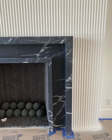 Jaimee Rose Interiors on Instagram: “Two weeks to the photo shoot at #ProjectButler, and hello dream wall! My friends @ryssopeters slayed the fluted wall, and that Nero…” Fluted Wall, Living Room Marble, Cast Stone Fireplace, Marble Fireplace Surround, Fireplace Facade, Fireplace Built Ins, Nero Marquina, Foyer Design, Old Room