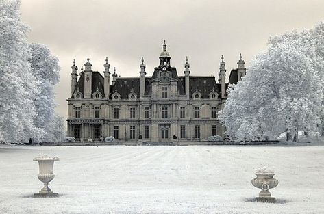 Snowy Mansion, Winter Mansion, Vampire Book, Snow Castle, Castle Mansion, Castle Aesthetic, Royal Aesthetic, Chateau France, Beautiful Castles