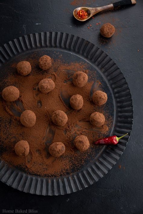 Spicy chili truffles rolled in cocoa powder. Great as hostess gifts and Christmas gifts! #chilitruffles #chili #truffles #chocolatetruffles #chocolate | homebakedbliss.com Chocolate Chili Recipe, Chili Chocolate, Flake Chocolate, Chocolate Chili, Goji Berry, Truffle Recipe, Food Photography Tips, Food Backgrounds, Spicy Chili