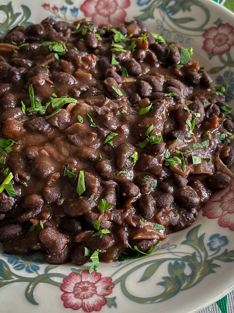 Peruvian Black Beans, Venezuelan Black Beans Recipe, Venezuelan Black Beans, Vegan Venezuelan Food, Venezuelan Christmas Food, Venezuelan Food Recipes, Venezuela Recipes, Colombian Beans, Venezuelan Recipes