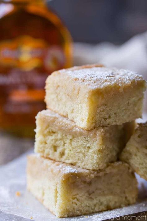 maple gooey butter cake #cake Strudel Cake Recipes, Maple Loaf Cake, Delishes Food, December Treats, Easy Butter Cake Recipe, Maple Desserts, Cake Mix Pancakes, Confectionary Art, Cake Treats