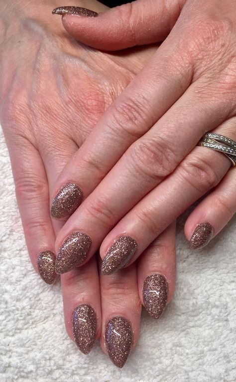 Brown Nails Gold Glitter, Brown With Glitter Nails, Brown Sparkle Nails Acrylic, Brown Glitter Nails Acrylic, Brown Nails Sparkle, Bronze Glitter Nails, Glitter Brown Nails, Brown Glitter Nails Fall, Brown Holiday Nails