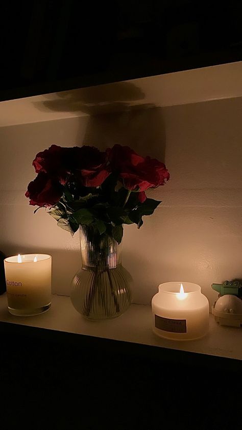 #candle #winter #roses #flowers #aesthetic #gloomy Romantic Roses Aesthetic, Romantic Flowers Aesthetic, Elegant Dark Aesthetic, Romantic Room Aesthetic, Dark Feminine Aesthetic Bedroom, Romantic Minimalist Style, Elegant Lifestyle Aesthetic, Roses Night Aesthetic, Candle Light Aesthetic