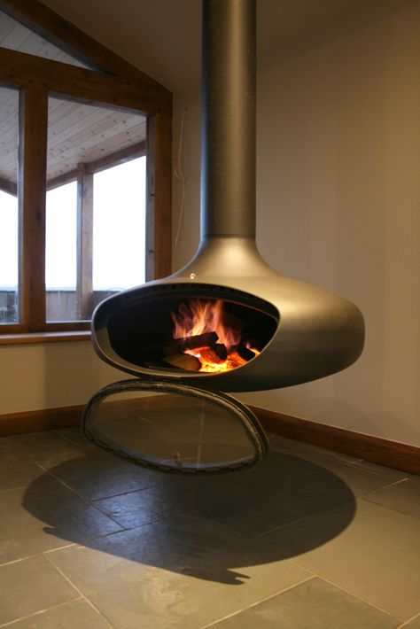 Suspended fire hanging stove Best Wood Burning Stove, Wood Burner Fireplace, Wood Burning Stoves Living Room, Log Burner Fireplace, Modern Wood Burning Stoves, Contemporary Fireplace Designs, Suspended Fireplace, Hanging Fireplace, Wood Burners