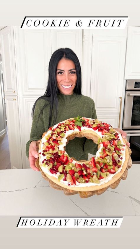 Sugar Cookie Wreath With Fruit, Quick Fruit Salad, Carla Bushey, Christmas Wreath Cookies, Fruit Appetizers, Christmas Snack, Fruit Wreath, Wreath Cookies, Holiday Appetizers Recipes