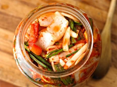 Sandor Katz gives tips on how to make kimchi or sauerkraut Traditional Kimchi Recipe, Kimchi Chicken, Korean Food Kimchi, Fresh Kimchi, Runners Food, Vegan Kimchi, Kimchi Recipe, Overnight Oat, Stronger Together