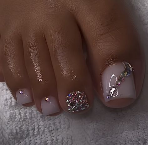 Toenail Gem Ideas, Gems On Pedicure, Black Toenail Designs With Rhinestones, Nut Nails Acrylic, Pedicure Ideas Fair Skin, Toenail Designs With Rhinestones, Jeweled Pedicure, Soft Life Nails, Pedicure With Rhinestones Toenails