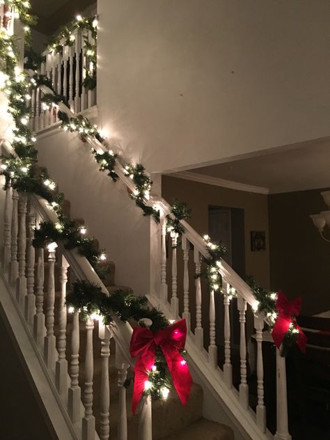 Stairs with garland part2 Christmas Garland Staircase, Christmas Staircase Decor, Rustic Stairs, Christmas Stairs, Christmas Cuties, Christmas To Do List, Christmas Staircase, Tree Inspiration, Staircase Decor