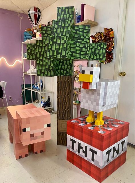 Minecraft Parade Float, Easy Minecraft Decorations, Minecraft Diy Decorations, Minecraft Backdrop Birthday, Minecraft Birthday Decor, Minecraft Decorations Party, Minecraft Trunk Or Treat Ideas For Cars, Minecraft Balloon Arch, Girls Minecraft Birthday Party