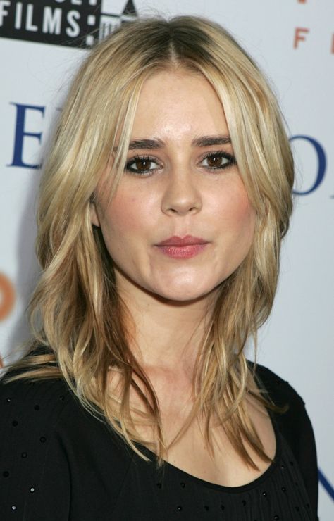 Blonde hair dark eyes Olive Skin Blonde Hair, Blonde Hair Dark Eyes, Alison Lohman, White Oleander, Blonde Hair Makeup, Quick Hair, Olive Skin Tone, Minka Kelly, Beautiful Hairstyle