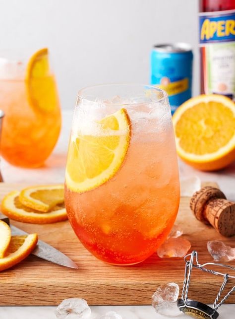 Learn how to make an Aperol spritz! This classic Italian cocktail recipe is easy to make with 3 ingredients. Bubbly and refreshing, it's the perfect drink for summer parties and happy hours. Italian Cocktail Recipes, Aperol Spritz Recipe, Italian Drinks, Spritz Recipe, Italian Cocktails, Mojito Recipe, Gin Fizz, Summer Appetizer, Alcoholic Beverages