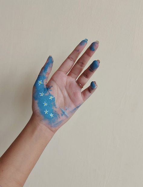 Hand painting aesthetic, Daisy, blue Painted Hands Aesthetic, Hand Painting Aesthetic, Paint Daisies, Army Dreamers, Diy Cards For Boyfriend, Painting On Hand, Painted Hands, Hands Aesthetic, Alien Drawings