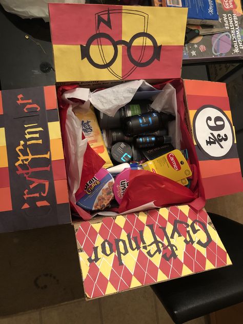 Harry Potter Theme Gift Basket, Harry Potter Gift Box Diy, Harry Potter Themed Presents, Harry Potter Care Package, Harry Potter Box Diy, Harry Potter Basket, Harry Potter Present Ideas, Harry Potter Gift Basket, Harry Potter Box