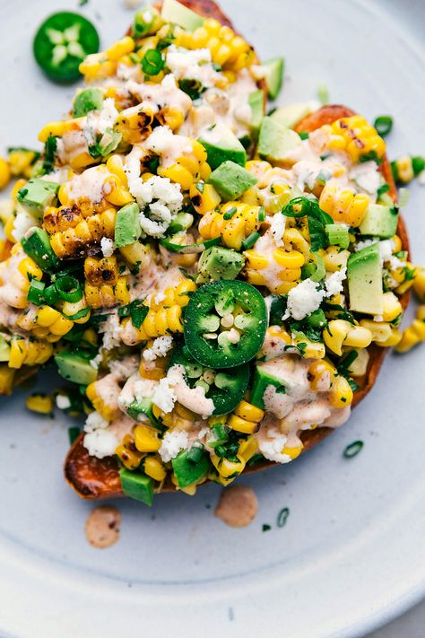 Mexican Street Corn loaded sweet potatoes Sweet Potato Mexican, Loaded Sweet Potatoes, Loaded Baked Sweet Potato, Cheap Clean Eating, Corn Dishes, Loaded Sweet Potato, Healthy Tacos, Summer Corn Salad, Mexican Street Corn