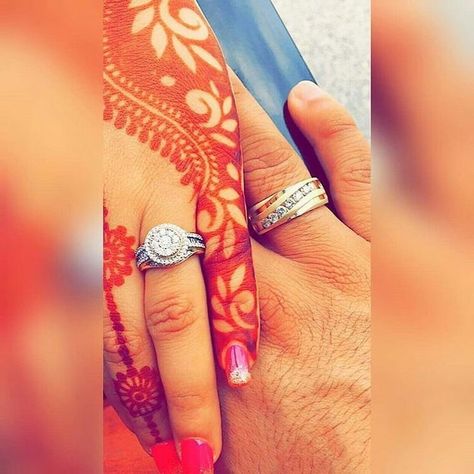 Capal Pic Love Hand, Lovers Hands Holding, Capal Pic Love Dp, Capal Pic Love, Couple Hand Pic For Dp, Simple And Easy Mehndi, Mehndi Design Bridal, Engagement Hand, Legs Mehndi