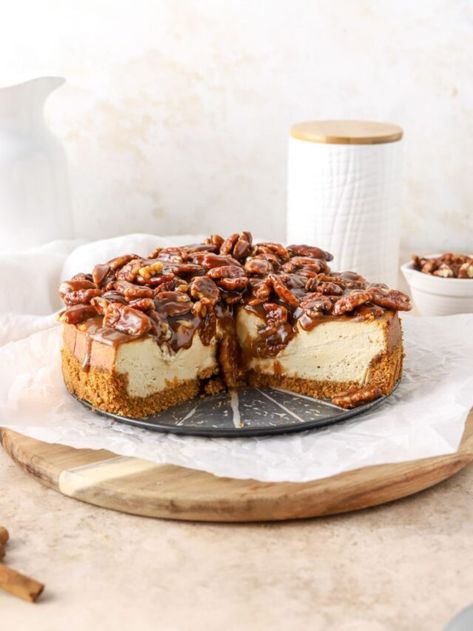 Brown Sugar Cheesecake, Unique Thanksgiving Desserts, Caramel Pecan Topping, Cheesecake Baked, Favorite Holiday Desserts, Pecan Topping, Pecan Pie Cheesecake, Pecan Cheesecake, Cinnamon Crumble