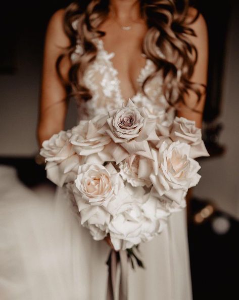 Bridal Bouquet Styles, Elegant Bridal Bouquets, Monochromatic Wedding, Elegant Wedding Bouquets, Modern Bouquet, Spring Wedding Bouquets, Bridal Bouquet Flowers, All White Wedding, White Wedding Bouquets