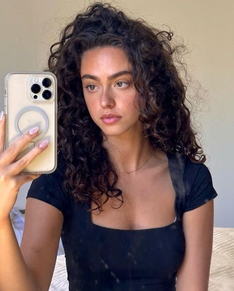 Kiana Davis, How To Curl Short Hair, Short Curls, Model Outfits, Insta Models, Aesthetic Hair, Curled Hairstyles, Best Makeup Products, Hair Inspo