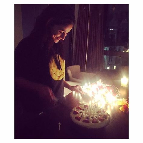 Alia Bhatt Birthday, Pic Birthday, Camera Pic, Birthday Pic, Alia Bhatt Photoshoot, Birthday Quotes For Him, Indian Photoshoot, Happy Birthday Cake, Driving Photography