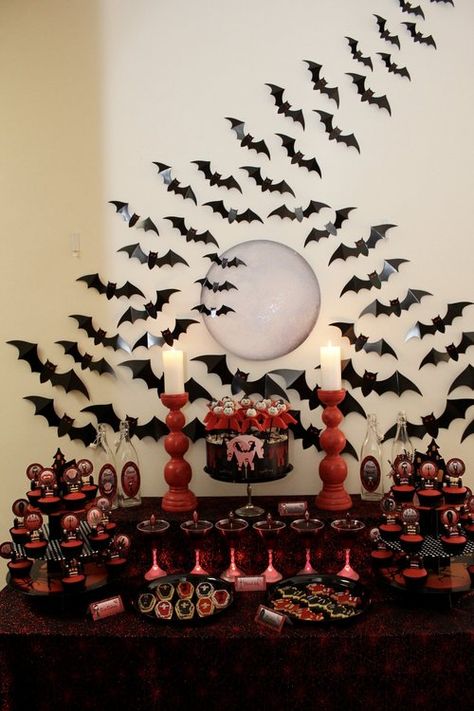 Vampire Theme Halloween Decorations, Vampire Bday Party, Vampire Diaries Party Decorations, Vampire Food Ideas, Vampire Dinner Party, Tvd Party, Vampire Dinner, Vampire Theme Party, Red And Black Halloween