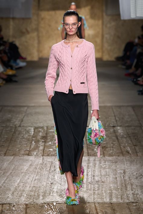 Moschino Spring 2025 Ready-to-Wear
https://www.vogue.com/fashion-shows/spring-2025-ready-to-wear/moschino/slideshow/collection#42 Vogue Fashion Trends, Moschino Runway, Spring Fashion Trends, Runway Looks, Vogue Runway, Milan Fashion Week, Minimalist Fashion, Spring Summer Fashion, Runway Fashion