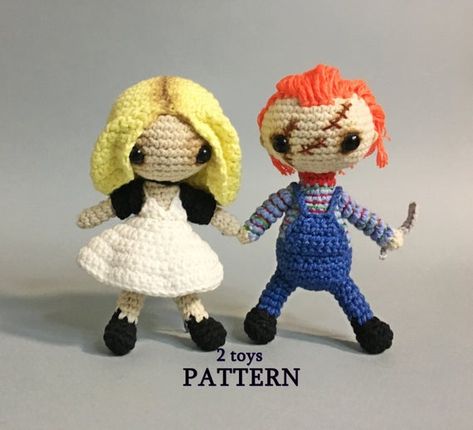 Chucky And Tiffany Dolls, Chucky And Bride, Chucky And Tiffany, Horror Dolls, Free Toys, Doll Tutorial, Creepy Dolls, Crochet Doll Pattern, Crochet Toys Patterns