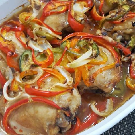 BAKED CHICKEN THIGHS WITH PEPPERS & ONIONS - cookwithrachz Baked Chicken With Bell Pepper And Onion, Stuffed Bell Peppers Chicken, Meat Entrees, Chicken Tonight, Poultry Dishes, Chicken Asparagus, Onion Chicken, Easy Chicken Dinner Recipes, Baked Chicken Thighs