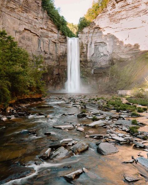 Taughannock Falls, one of the most beautiful waterfalls in the Finger Lakes. Mini Vacation Ideas, Summer Road Trip Ideas, New York Road Trip, New York Day Trip, Lakes Photography, Taughannock Falls, Upstate Ny Travel, Watkins Glen State Park, European Road Trip