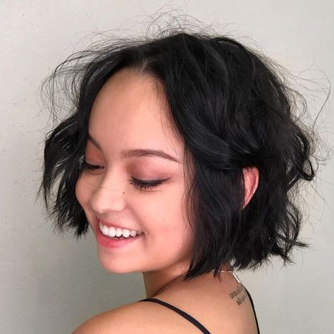 Jaw Length Hair, Flattering Hairstyles For Round Faces, Bobs For Round Faces, Plus Size Hairstyles, Super Short Haircuts, Chubby Face, Stacked Bob Hairstyles, Messy Bob, Flattering Hairstyles