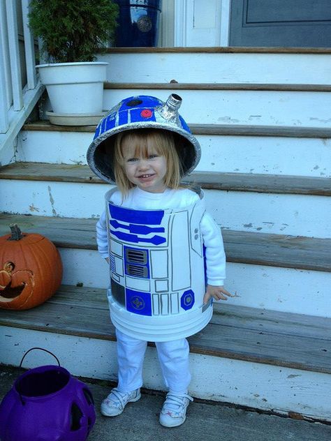 This is awesome! Can total diy the R2d2 hat and the bucket body is hilarious! R2d2 Costume Diy, R2 D2 Costume, Diy R2d2 Costume, Diy R2d2, R2d2 Costume, Disfraz Star Wars, Star Wars Halloween, Halloween 2014, Star Wars Costumes