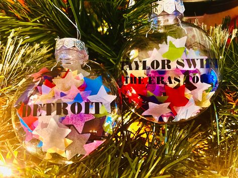 Taylor Swift Eras Christmas Tree, Taylor Swift Christmas Tree Ideas, Taylor Swift Ornament Diy, Taylor Swift Christmas Tree, Taylor Swift Ornament, Swiftie Christmas, Merry Chrysler, Crafts 2024, Clear Christmas Ornaments