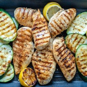 Easy Grilled Lemon Garlic Chicken Recipe | Healthy Fitness Meals Grilled Lemon Garlic Chicken, Lemon Garlic Chicken Breast, Pepper Recipes Healthy, Tuscan Salmon Recipe, Chicken And Zucchini, Grilled Lemon Chicken, Grilled Chicken Marinade, Grilled Lemon, Fitness Meals